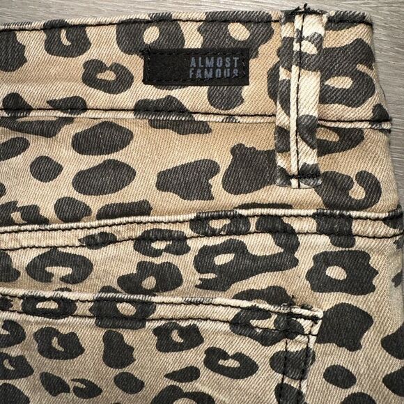 ALMOST FAMOUS MID RISE ROLL UP DISTRESSED FRONT ANIMAL PRINT BEIGE SIZE 3 - Picture 8 of 8